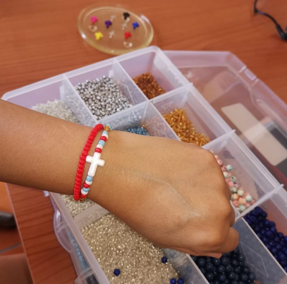 Pulsera con dije cruz #7