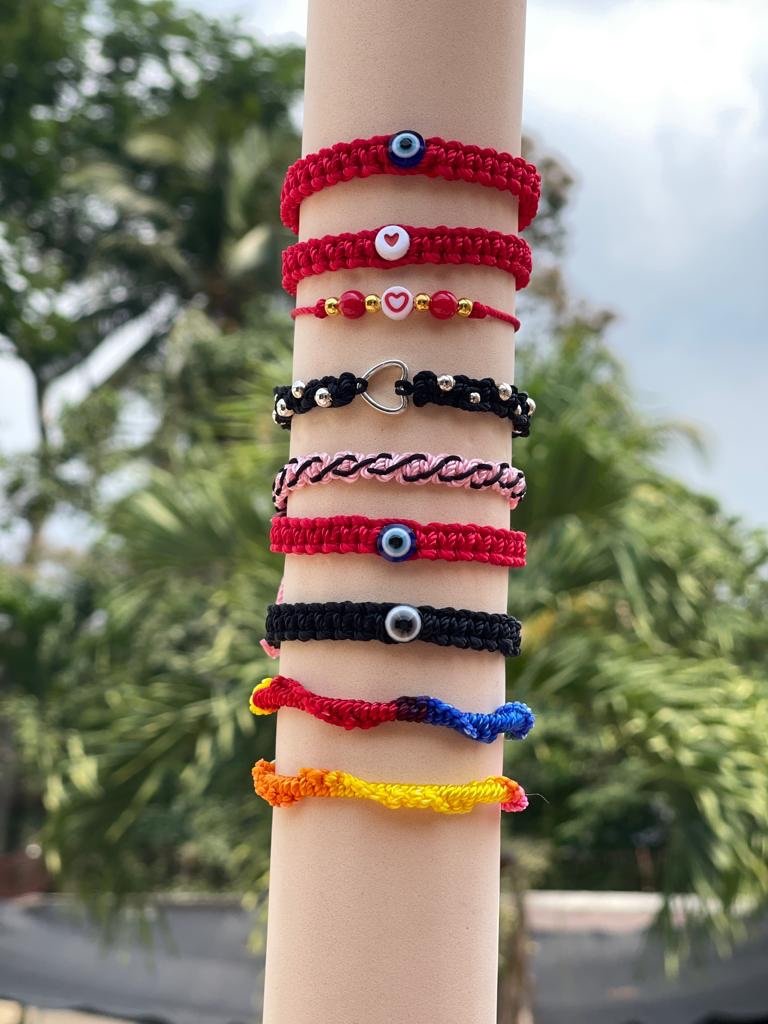 Pulsera con dije de corazón y balines plateados #172 - Imagen 2